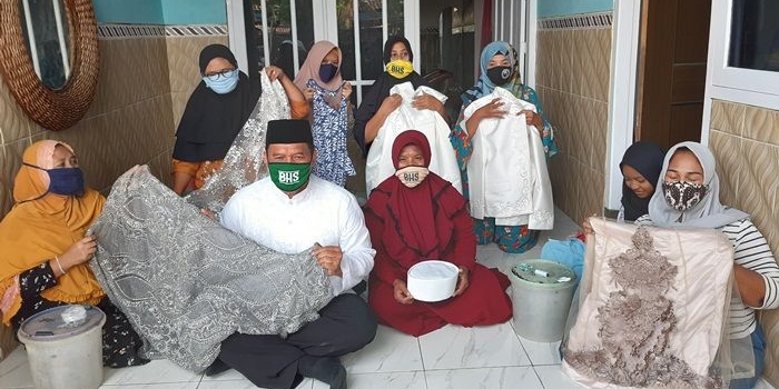 PEDULI UMKM: Bambang Haryo Soekartono (BHS) saat mengunjungi usaha perajin payet di Desa Pagerwojo, Buduran, Rabu (29/7). foto: MUSTAIN/ BANGSAONLINE