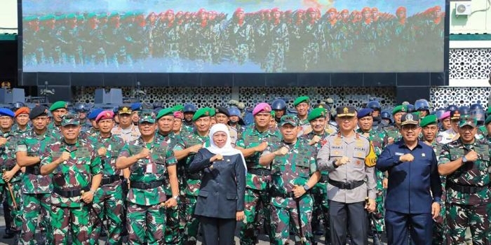 Gubernur Jawa Timur Khofifah Indar Parawansa foto bersama forkopimda usai Apel Gelar Pasukan Kesiapan Pengamanan Pemilu 2024 di Lapangan Makodam V Brawijaya, Kamis (1/2/2024).