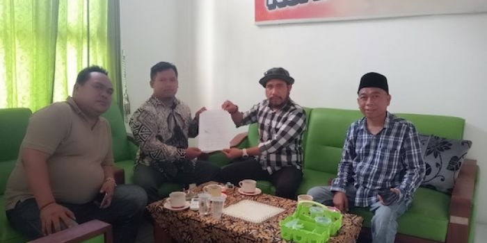 Aktivis GERTAP saat mendatangi KPU Kabupaten Pasuruan. Foto: AHMAD FUAD/ BANGSAONLINE