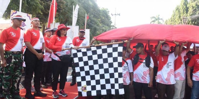 Pj Wali Kota Kediri Zanariah bersama Forkopimda saat memberangkatkan Kirab Bendera Merah Putih Raksasa. Foto: Ist. 