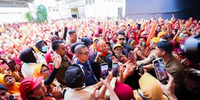 Para pekerja pabrik rokok Sampoerna berebut foto bareng dengan petahana Khofifah