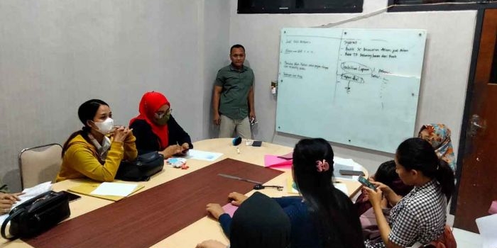 Emak-emak saat mendatangi Polres Probolinggo Kota untuk berkonsultasi ke penyidik.