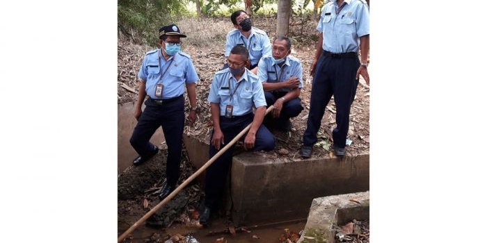 Direktur PDAM Tirta Lestari Tuban Slamet Riyadi bersama jajarannya saat mencari titik kebocoran pipa di Jalan Letda Sucipto.