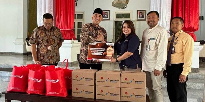 Pj. Bupati Bangkalan Arief M. Edie saat menerima bantuan paket sembako untuk korban banjir dari SKK Migas dan PHE WMO.