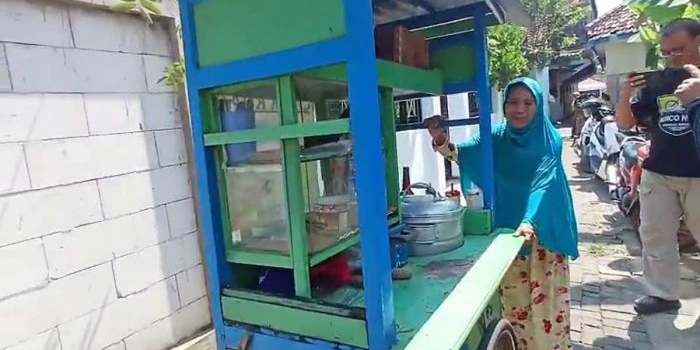 ulet-menabung-penjual-cilok-di-pasuruan-ini-wujudkan-impian-jadi-jamaah-haji