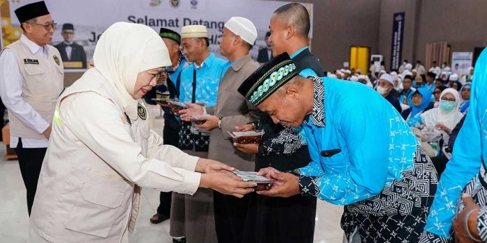 Gubernur Khofifah ketika menyambut kepulangan kloter pertama jemaah haji dari Jawa Timur.