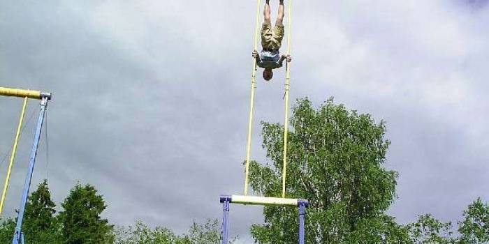 Pemain Kiiking sedang melakukan gerakan headstand, yaitu berputar 360 derajat. Siapa berani mencoba? Foto: repro www.xtremsport.ro