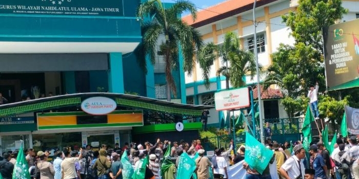 Kader NU yang tergabung dalam Nahdliyin Bersuara untuk Bangsa (Nusa Bangsa), melakukan penyampaian aspirasi ke kantor PWNU Jatim, Kamis (4/5/2023). foto: istimewa.