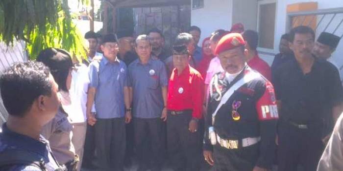 Pasangan Berkah usai mendaftar di KPUD. (foto: syuhud/BANGSAONLINE)