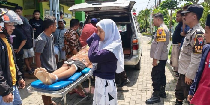 paman-dan-keponakan-warga-pamekasan-tewas-usai-motor-yang-ditumpangi-hantam-pembatas-jalan