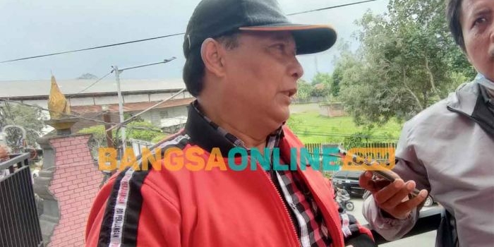 Ketua DPC PDIP Kabupaten Kediri, Murdi Hantoro, saat memberi keterangan kepada wartawan. Foto: MUJI HARJITA/BANGSAONLINE