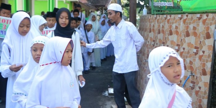 tanamkan-nilai-keagamaan-sejak-dini-sdn-songgokerto-01-kota-batu-gelar-manasik-haji