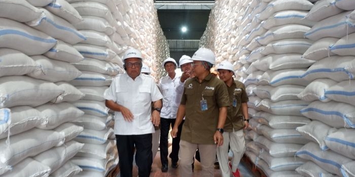 Pimpinan Perum BULOG Kanca Kediri, Harisun (kanan) saat mendampingi anggota Komisi VIII DPR RI dan rombongan, meninjau Gudang Bulog Paron. (Ist).
