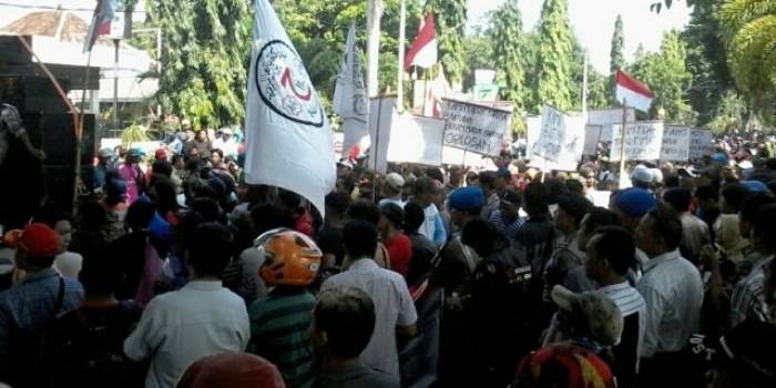 Ribuan Nelayan Probolinggo "Luruk" DPRD. (Andi/BangsaOnline)