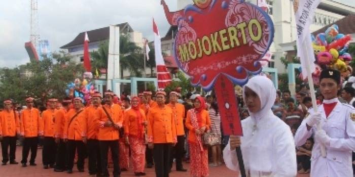 Pawai Budaya Nusantara, Wali Kota (di dalam rombongan, paling depan) beserta rombongan mengenakan pakaian Khas Kota Mojokerto. (foto: rochmad aris/BANGSAONLINE)