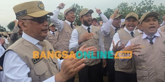 tunjuk-kiai-asep-sebagai-amirul-haj-menhaj-gus-irfan-petugas-haji-wajah-indonesia-di-mata-dunia