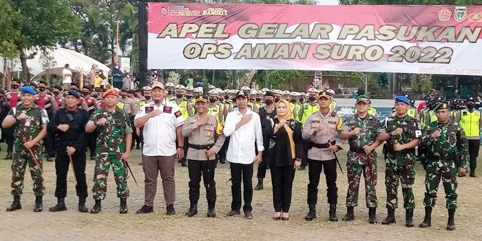 Kapolres Madiun Kota foto bersama usai menjadi pembina Apel Gelar Pasukan Operasi Aman Suro 2022.