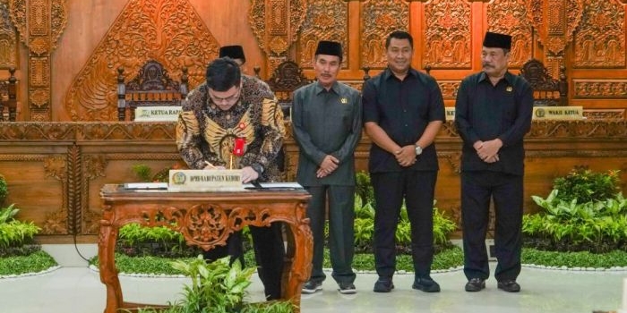 pemkab-dan-dprd-kabupaten-kediri-sepakati-bersama-raperda-perubahan-apbd-2025