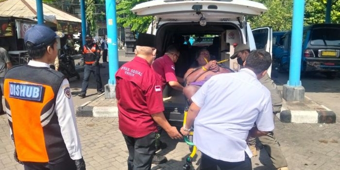 dinsos-gresik-evakuasi-orang-terlantar-di-jalan-gubernur-suryo-sempat-berontak-saat-diamankan