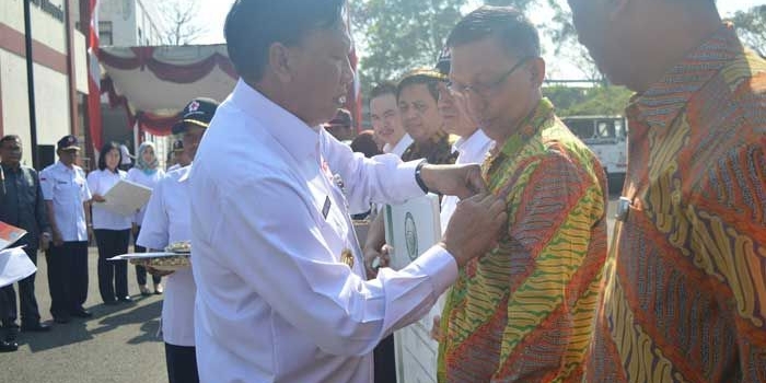 Bupati Sambari menyematkan pin penghargaan kepada sukarelawan yang telah mendonorkan darahnya hingga puluhan dan ratusan kali.