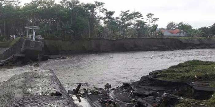 Dam jebol lantran tidak bisa menampung derasnya banjir bandang kiriman dari Gunung Semeru.