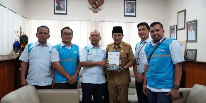  Audiensi  Manager PLN UP3 Madura, Fahmi Fahresi, bersama Asisten Manager (Asman) Niaga dan Pemasaran Abd. Ghafur, Manager ULP Sampang Makhfud Rasidi, serta Manager ULP Ketapang Pujiyanto. Kehadiran jajaran PLN disambut hangat oleh Sekda Kabupaten Sampang, H. Yuliadi Setiawan 
