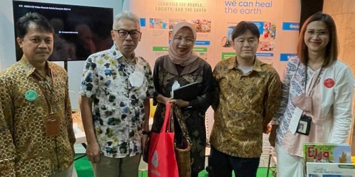 Direktur Komersial dan Pengembangan Bisnis PT Smelting, Irjuniawan P Radjamin, didampingi Specialist Business Development, 
Yoshiyuki Minami (dua dari kanan), dan  Senior Manager General Affairs, Saptohadi Prayetno, (kiri) saat di stan PT Smelting di ajang pameran Pengelolaan Sampah di Kementerian KLHK. foto: ist.