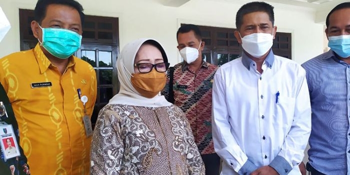 Bupati Jombang Hj. Mundjidah Wahab saat dikonfirmasi wartawan di Pendopo Kabupaten. (foto: AAN AMRULLOH/ BANGSAONLINE)