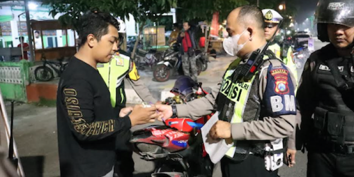 Personel dari Polres Mojokerto Kota saat melakan pemeriksaan dalam Patroli skala besar Selasa (02/07/24)