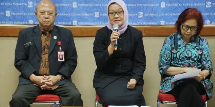 Kepala Dinas Kesehatan Surabaya Febria Rachmanita (tengah), didampingi Ketua Persi Surabaya Hermin, serta Direktur Rumah Sakit William Booth Surabaya, T.B. Rijanto sat jumpa pers. foto: YUDI ARIANTO/ BANGSAONLINE