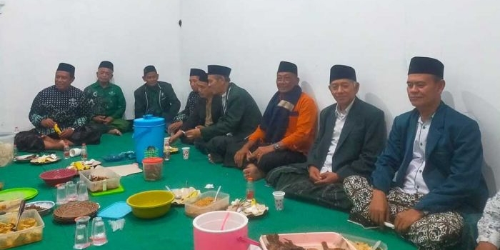 KH Junaidi Sholeh bersama pengurus MWC NU Gempol dalam suatu acara.