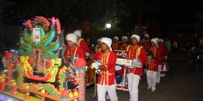 TONGKLEK. Beginilah suasana festival tongklek di Tuban. foto : suwandi/bangsaonline