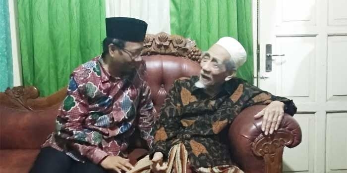 Mahfud MD saat berkunjung ke kediaman Kiai Maimun Zubair di Sarang, Rembang.