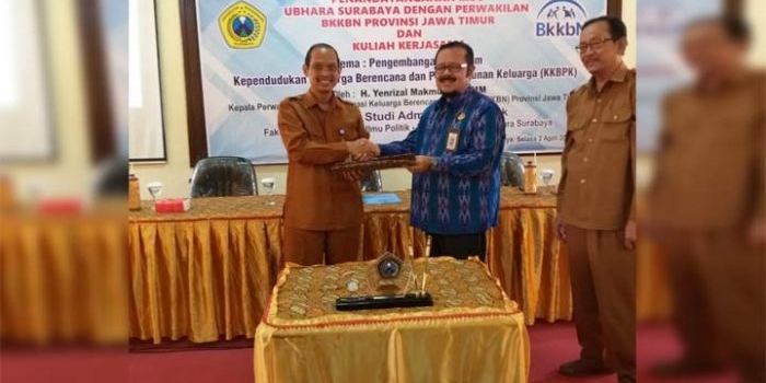 Kepala Perwakilan BKKBN Jatim Yenrizal Makmur berjabatan tangan dengan Wakil Rektor I Ubhara Joko Sumaryanto, serta didampingi Dekan FISIP Ubhara Surabaya Ismail. Foto: YUDI ARIANTO/ BANGSAONLINE
