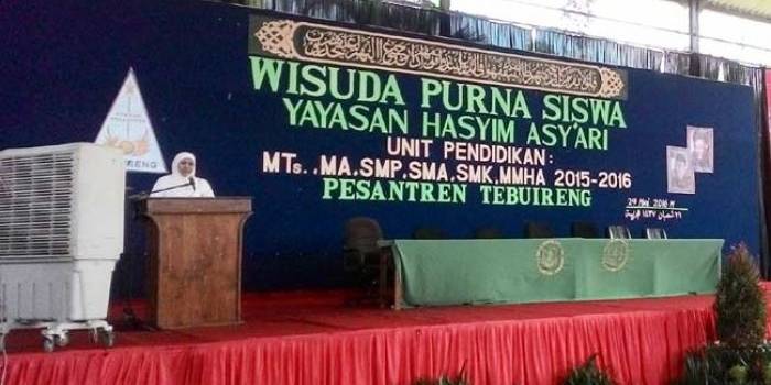 Menteri Sosial RI, Khofifah Indar Parawansa saat memberikan sambutan atas nama wali santri di acara Wisuda Purna Siswa Yayasan Hasyim Asy