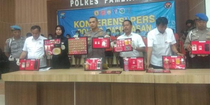 Kapolres Pamekasan AKBP Teguh Wibowo saat rilis pers di hadapan awak media, Rabu (09/10/19).