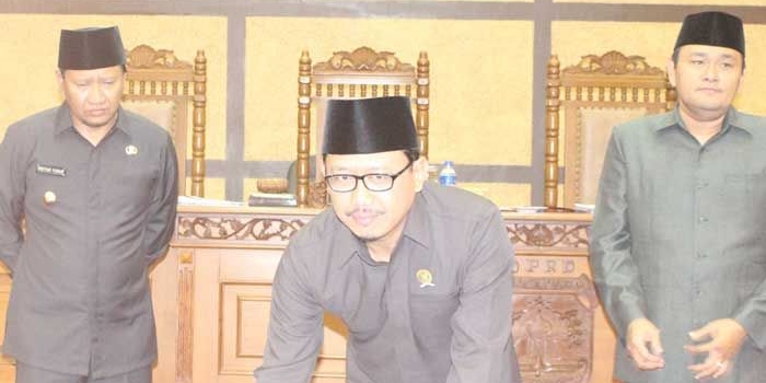 Ketua DPRD M Sudiono Fauzan saat penandatangan P-APBD beberapa waktu lalu.