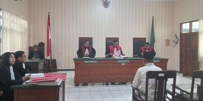 sidang-perdana-kasus-sewa-lahan-sbi-kades-tingkis-siap-kembalikan-uang-hakim-buka-peluang-rj