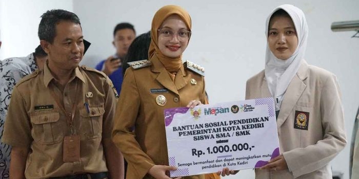 pemkot-kediri-salurkan-bantuan-pendidikan-untuk-458-siswa-dan-mahasiswa