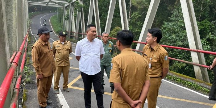 Kasatreskrim Polres Batu, AKP Joko Supriyanto, bersama jajaran DPUPR Provinsi Jatim saat melakukan survei di lokasi jembatan. (dok. Ist)