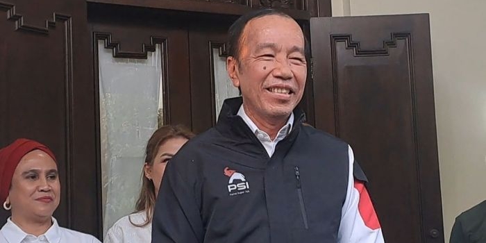 Mantan Presiden Jokowi pakai jaket berlgogo gajah, yakni logo parpol yang dipimpin putra ragilnya, Kaesang Pangarep. Foto: Kompas
