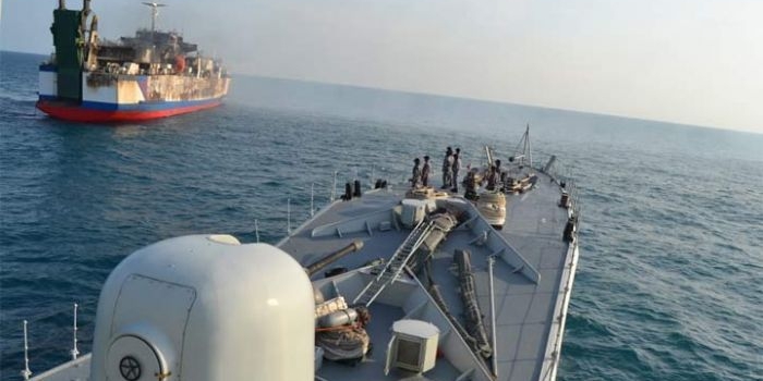 KRI Ahmad Yani-351 mendekat ke bangkai KM. Santika Nusantara.