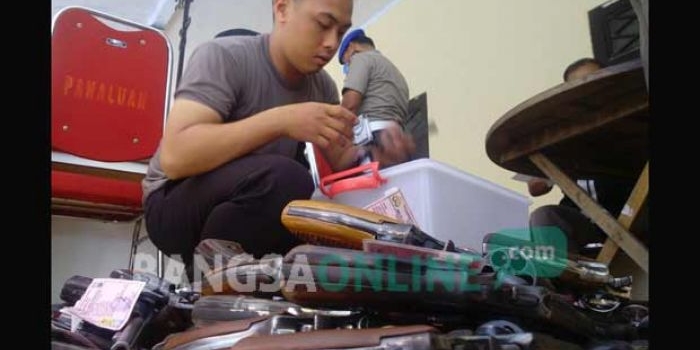 Pemeriksaaan senjata api milik anggota Polres Pasuruan. foto HABIBIE/ BANGSAONLINE