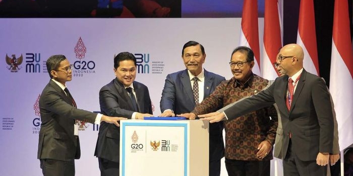 Menteri BUMN, Erick Thohir (kedua kiri), Wakil Menteri BUMN I, Pahala Nugraha Mansury (kiri), pada acara SOE International Conference di Bali. Foto: Ist