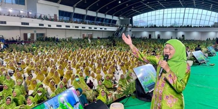 Gubernur Jawa Timur Khofifah Indar Parawansa dalam acara Maulidur Rasul Muslimat NU Jawa Timur dan Pelantikan PC Muslimat NU Surabaya di Jatim Expo International Convention Center, Jalan A. Yani Surabaya, Ahad (23/10/2022). Foto: Humas Pemprov Jatim