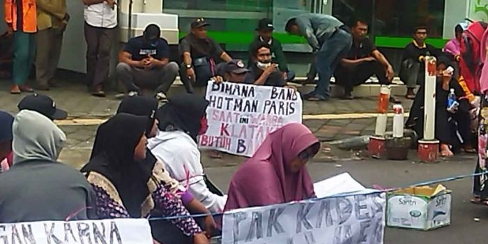 Puluhan masyarakat yang tergabung dalam Koalisi Masyarakat Perjuangan Klatakan atau Klompak saat demo di PN Jember.