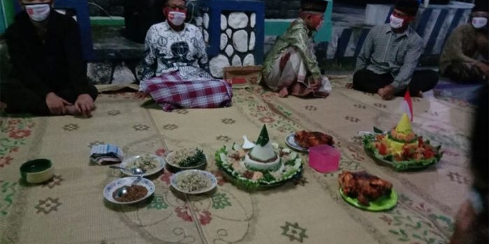 Suasana malam tirakatan menyambut HUT ke-75 RI. 