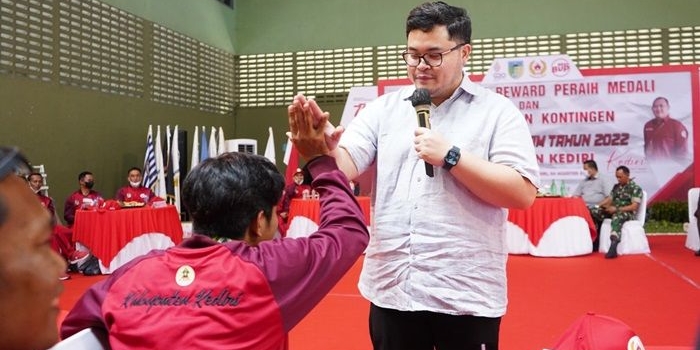 Bupati Kediri Hanindhito Himawan Pramana saat memberi salam kepada salah satu atlet Porprov Jatim yang berhasil membawa medali emas. foto: ist.