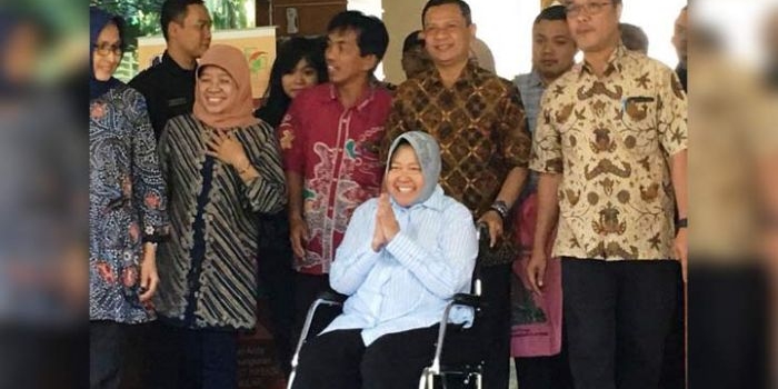 Wali Kota Risma saat baru keluar dari Gedung Grahadi Amerta RSUD dr Soetomo, Surabaya, setelah dirawat selama delapan hari. foto: Yudi Arianto/ BANGSAONLINE