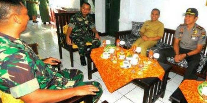 Bupati Anas didampingi  Komandan Kodim (Dandim) Letkol Inf. Roby Bulan, Kapolres Banyuwangi AKBP Budi Mulyanto menerima kunjungan 083/ Baladhika Jaya, Kolonel Inf. Wachid Apriliyanto di Makodim 0825 Banyuwangi.